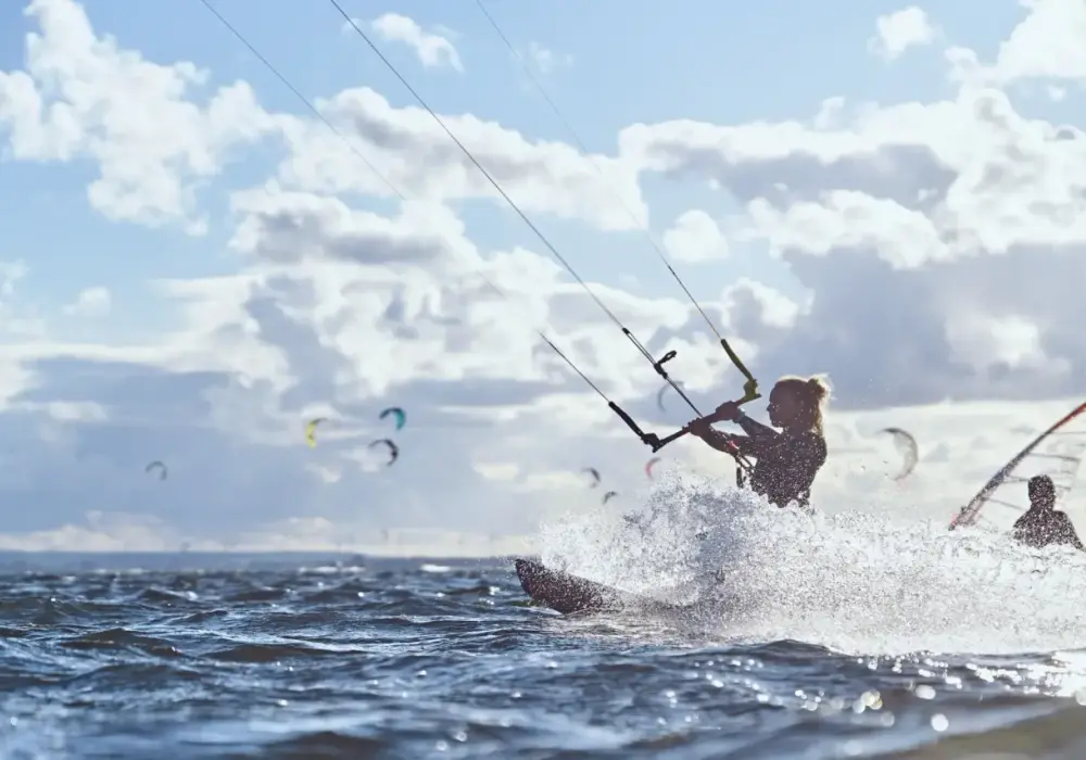 Kitesurfing dla kobiet - jak bezpiecznie zacząć na Helu?