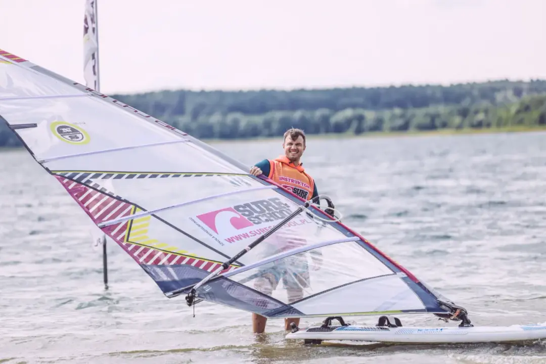 Windsurfing na Mazurach - gdzie zacząć i ile kosztuje?