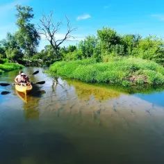 Gdzie na kajaki blisko Warszawy? Odkryj najlepsze trasy i atrakcje