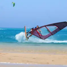 Gdzie na windsurfing zimą? Odkryj najlepsze miejsca z idealnymi warunkami
