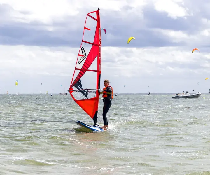 Gdzie na windsurfing w Europie? Najlepsze miejsca i warunki do uprawiania